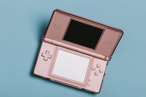 kultaa nintendon ds, painikkeet, lähikuva, tietokone, laite, elektroniikka, sisällä, nintendo, pinkki, muovi-, kannettava, kuvaruutu, tekniikka, lelu, langaton, studio ammuttu, värillinen tausta, yksi kohde, sininen, ei ihmisiä, sininen tausta, taiteen kulttuuri ja viihde, retro-tyylinen, vanhentunut, laitteet, laitteen näyttö, kuvakehys, aika, asetelma, televisio, sähkölaitteet, konsumerismi, 5K, CC0, public domain, rojaltivapaa