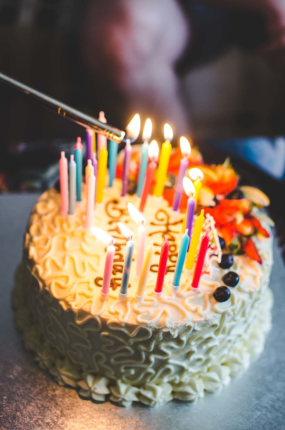 bolo de confeiteiro, mesa, bolo, aniversário, comida doce, celebração, doce, vela, bolo de aniversário, sobremesa, cozido, evento, velas de aniversario, comida e bebida, Comida, ardente, indulgência, fogo, chama, eventos da vida, iluminado, tentação, ninguém, 4K