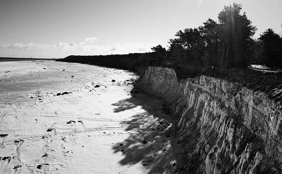 gråtonebillede, bjergklint, ocean, klint, skyer, dagslys, dagtimerne, landskab, bjerg, natur, udendørs, klipper, sand, naturskøn, sollys, solnedgang, træer, vand, jord, himmel, scenics - natur, træ, hav, strand, miljø, skønhed i naturen, plante, ingen mennesker, ro, rolig scene, rejse, dag, forurening, 4K