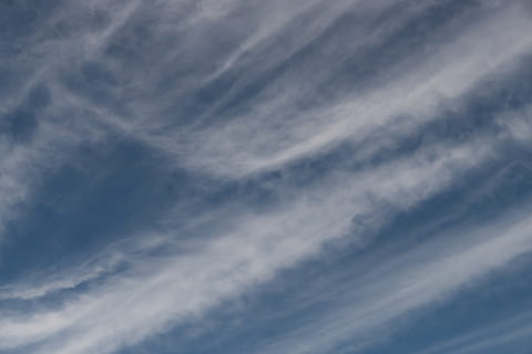 núvols, blanc, blau, cloudscape, delicada, patró, diagonal, cel, fons, núvol - cel, vista d’angle baix, bellesa a la natura, escenics - natura, tranquil·litat, cap gent, escena tranquil·la, marc complet, naturalesa, dia, a l'aire lliure, Color blanc, idíl·lic, escena no urbana, meteorologia, Wispy, 2K, CC0, domini públic, lliure de regalies