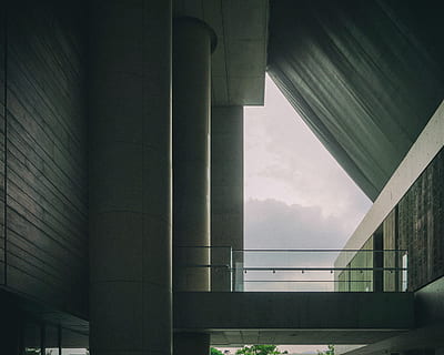 lys, hule, arkitektur, bygget struktur, arkitektoniske kolonne, bygning udvendig, ingen mennesker, by, lav vinkel visning, natur, dag, bygning, forbindelse, himmel, udendørs, kontor, bro, sky - himmel, kontorbygning udvendig, moderne, bro - menneskeskabt struktur, sollys, søjlegang, beton, loft, 4K, CC0, offentligt domæne, royaltyfrie