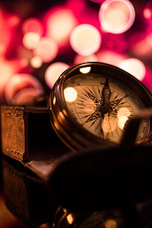Torre dell'orologio, architettura, costruzione, Torre, bussola, orologio da polso, Vintage ▾, Prodotto, bokeh, sveglia, orologio, matematica della bussola, valutare, orologio analogico, scatola, gabbia, mondo di warcraft, calendario, testo, luce, tempo, nessuno, antico, illuminato, in casa, avvicinamento, notte, messa a fuoco selettiva, riflessione, precisione, direzione, scoperta, forma geometrica, cerchio, storia, comunicazione, natura morta, mano minuta, 5K, CC0, dominio pubblico, privo di copyright