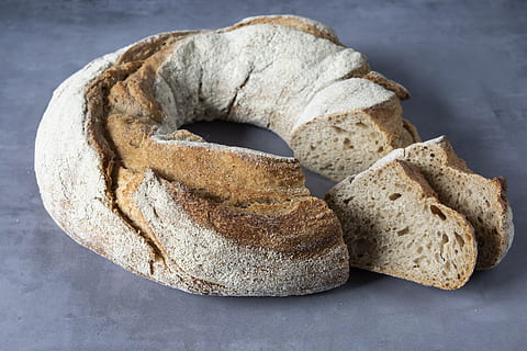 bröd, frukostbröd, hantverk, fortfarande liv, inomhus, närbild, mat och dryck, inget folk, mat, friskhet, välbefinnande, äta nyttigt, tabell, skiva, klar att äta, högvinkelvy, fast, bakad, fokusera på förgrunden, studio skott, trämaterial, brun, mellanmål, 5K, CC0, offentligt domän, royaltyfria