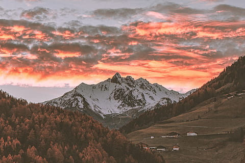 cênico, Visão, neve, tampado, montanha, nuvens, alvorecer, papel de parede, meio Ambiente, papel de parede hd, panorama, montanhas, natureza, papel de parede natureza, cenário, montanha coberta de neve, nascer do sol, por do sol, vale, inverno, beleza na natureza, scenics - natureza, céu, cena tranquila, tranquilidade, árvore, nuvem - céu, plantar, cadeia de montanhas, temperatura fria, cena não urbana, cor laranja, ninguém, ao ar livre, Pico da montanha, 2K, CC0, domínio público, royalty free