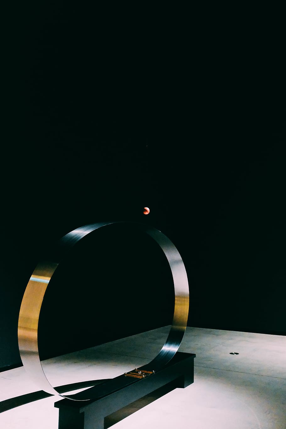 rodó, gris, emmarcat, referència, a l'aire lliure, esfera, naturalesa, mobles, taula, aigua, espai, espai exterior, univers, astronomia, ninja, nit, lluna, eina, gota, tresor, bronze, escultura, art, puny, cap gent, còpia espai, a l'interior, natura morta, tir de l'estudi, cultura i entreteniment artístic, industria del cinema, primer pla, bobina de pel·lícula, fons negre, llum - fenomen natural, cercle, forma geomètrica, equips d’il·luminació, estil retro, sol objecte, color negre, forma, llum, llum elèctrica, 5K