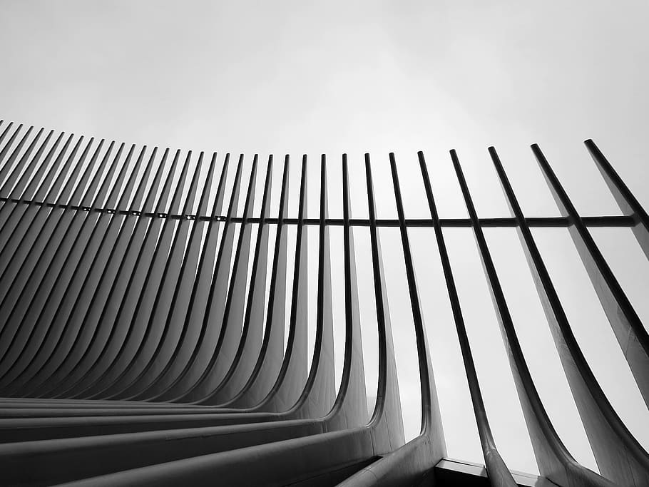 edifici de formigó gris, new york, cadira, mobles, EUA, el new york, concret, gratacels, blanc i negre, arquitectura, barana, paret, silueta, tanca, banc, presó, cable, art, pis, cap gent, estructura construïda, cel, patró, vista d’angle baix, dia, naturalesa, metall, a l'aire lliure, exterior de l'edifici, costat a costat, en fila, modern, primer pla, corba, barrera, ciutat, límit, 2K