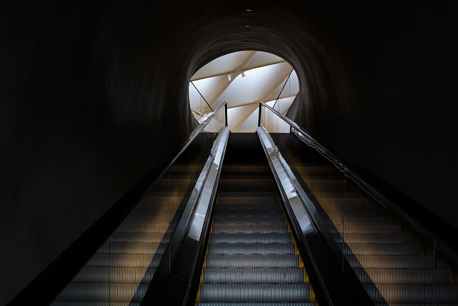 černý excalator, sloupek, zábradlí, schodiště, koridor, vzor, světlice, světlo, tunel, osvětlení, okno, ornament, fraktální, architektura, střešní okno, budova, grafika, květinovým vzorem, umění, vlak, stavba, uvnitř, schodiště a schodiště, moderní, technologie, nízký úhel pohledu, směr, cesta vpřed, jezdící schody, nikdo, přeprava, svítí, spojení, futuristický, pohodlí, pohyb, pohyblivý chodník, 5K