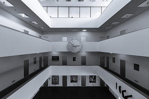 bianca, orologio analogico, dentro, costruzione, architettura, Torre, Torre dell'orologio, finestra, Svizzera, zurigo, orologio, arte, lucernario, illuminazione, galleria d'arte, ringhiera, corrimano, corridoio, Museo, scala, orologio da parete, pavimento, tempo, struttura costruita, strumento del tempo, nessuno, in casa, quadrante, mano minuta, illuminato, numero romano, soffitto, Colore bianco, caratteristica della parete, romano, Inquadratura dal basso, precisione, forma, 5K, CC0, dominio pubblico, privo di copyright