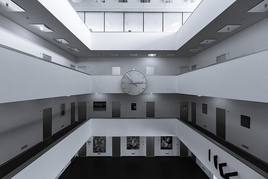 bianca, orologio analogico, dentro, costruzione, architettura, Torre, Torre dell'orologio, finestra, Svizzera, zurigo, orologio, arte, lucernario, illuminazione, galleria d'arte, ringhiera, corrimano, corridoio, Museo, scala, orologio da parete, pavimento, tempo, struttura costruita, strumento del tempo, nessuno, in casa, quadrante, mano minuta, illuminato, numero romano, soffitto, Colore bianco, caratteristica della parete, romano, Inquadratura dal basso, precisione, forma, 5K