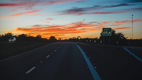 rodovia, interestadual, noite, por do sol, período noturno, condução nocturna, céu, transporte, estrada, direção, o caminho a seguir, placa, nuvem - céu, símbolo, natureza, marcação, marcação de estrada, ninguém, Perspectiva Diminutiva, silhueta, ao ar livre, cidade, beleza na natureza, cor laranja, árvore, linha divisória, 5K, CC0, domínio público, royalty free