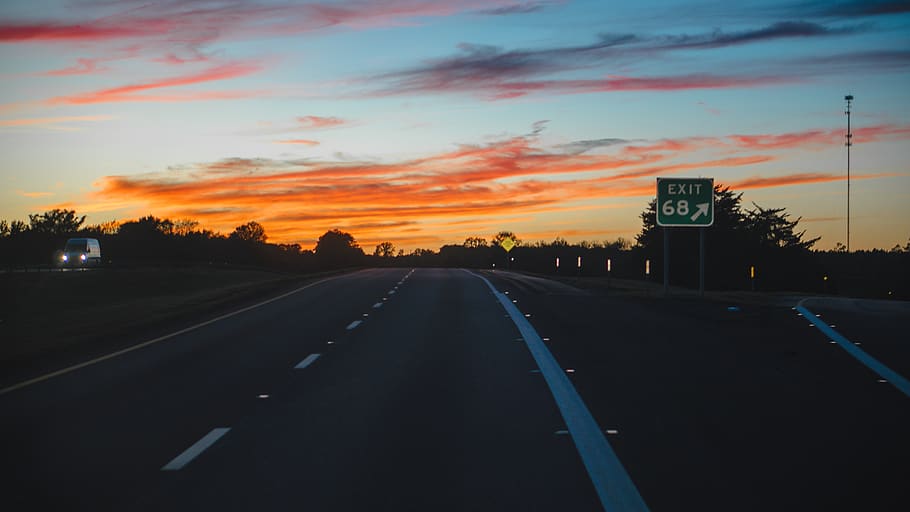 rodovia, interestadual, noite, por do sol, período noturno, condução nocturna, céu, transporte, estrada, direção, o caminho a seguir, placa, nuvem - céu, símbolo, natureza, marcação, marcação de estrada, ninguém, Perspectiva Diminutiva, silhueta, ao ar livre, cidade, beleza na natureza, cor laranja, árvore, linha divisória, 5K