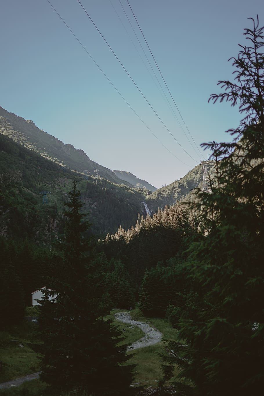 gol, drum, timpul zilei, copac, plantă, abies, brad, conifer, pantă, natură, în aer liber, pin, cablu, Munte, linii de înaltă tensiune, larice, turnul de transmisie electrică, molid, promontoriu, transport, de munte, decor, cer, mediu inconjurator, peisaj, cer senin, creştere, nici o persoana, teren, apă, frumusețe în natură, scenice - natura, liniște, o scenă liniștită, 5K