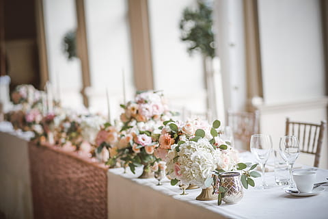 feines Ess-Setup, Blume, Glas, Tabelle, Flora, Krug, Pflanze, Keramik, Topfpflanze, Vase, Hochzeit, Blumenschmuck, Möbel, Esstisch, Ornament, Blumendesign, Kunst, Grafikdesign, blühen, Tischanordnung, Esszimmer, blühende Pflanze, drinnen, keine Leute, Natur, Anordnung, Rahmen, Dekoration, Fokus auf den Vordergrund, Gedeck, Das Leben zu Hause, Schönheit in der Natur, Sitz, Blütenkopf, Strauß, Geschirr, 5K, CC0, gemeinfrei, lizenzfrei