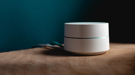 altaveu de bluetooth blanc, a l'interior, còpia espai, taula, connexió, cap gent, tecnologia, material de fusta, fons de colors, primer pla, comunicació, indústria, paper, negocis, tir de l'estudi, enfocament selectiu, punt de mira, tecnologia sense fils, cultura i entreteniment artístic, oficina, etapa, barreja, en blanc, 2K, CC0, domini públic, lliure de regalies