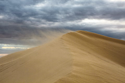 duin, wolk, terrein, warmte, toneel-, vakantie, zee, strand, zonsondergang, horizon, eenzaam, Marokkaans, Golf, aarde, zanderig, zomer, zon, avontuur, heet, toerisme, wolk - lucht, hemel, landschap, zand, land-, scenics - natuur, woestijn, milieu, zandduin, klimaat, schoonheid in de natuur, droog klimaat, kalmte, rustige scène, niet-stedelijke scène, geen mensen, natuur, dag, afgelegen, buitenshuis, kracht in de natuur, 5K, CC0, publiek domein, royaltyvrij