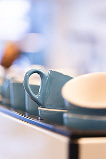 blå keramiske tekopper, kop, kaffekop, keramisk, håndtere, krus, tallerkner, kaffe, korn, tæt på, bokeh, blå, detalje, cafe, kaffebar, underkop, keramik, mad, konfekture, søde sager, kopper, selektiv fokusering, indendørs, stilleben, ingen mennesker, bord, fokus på forgrunden, metal, udstyr, teknologi, dag, mad og drikke, afspejling, enkelt objekt, drikke, meddelelse, 5K, CC0, offentligt domæne, royaltyfrie