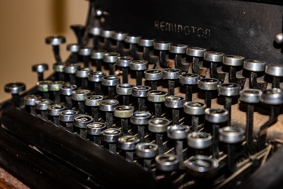 våben, ammunition, drik, øl, alkohol, drikke, kugle, indendørs, kogeplade, ord, elektronisk chip, hardware, elektronik, klinge, guld, hus, palæ, boliger, bygning, tekst, teknologi, metal, ingen mennesker, skrivemaskine, gammel, meddelelse, tæt på, udstyr, maskineri, antik, retro stylet, nummer, høj vinkel visning, maskindel, stilleben, bord, brev, trykknap, 5K