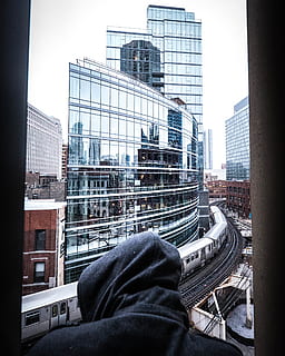 persona, portar, encaputxats, superior, frontal, corrent, tren, arquitectura, edificis, ciutat, paisatge urbà, contemporani, modern, perspectiva, gratacels, torre, urbà, estructura construïda, exterior de l'edifici, exterior d’edifici d’oficines, una persona, edifici, cel, dia, part del cos humà, persones reals, oficina, part del cos, secció baixa, vidre - material, vida de ciutat, persona irreconeixible, estils de vida, a l'aire lliure, districte financer, 2K, CC0, domini públic, lliure de regalies
