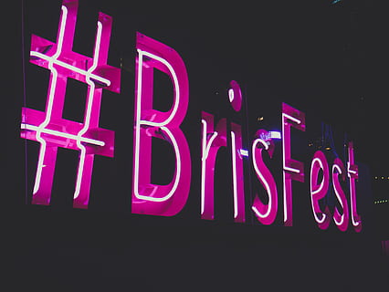 #brisfest text, neon, text, upplyst, västra skriptet, kommunikation, natt, skylt, rosa färg, ljusutrustning, inget folk, kommersiellt tecken, nattliv, information, ett ord, restaurang, lysande, svart bakgrund, närbild, annons, öppet tecken, mörk, marknadsföring, lila, neonfärgad, konsumentupplysning, meddelande, 4K, CC0, offentligt domän, royaltyfria