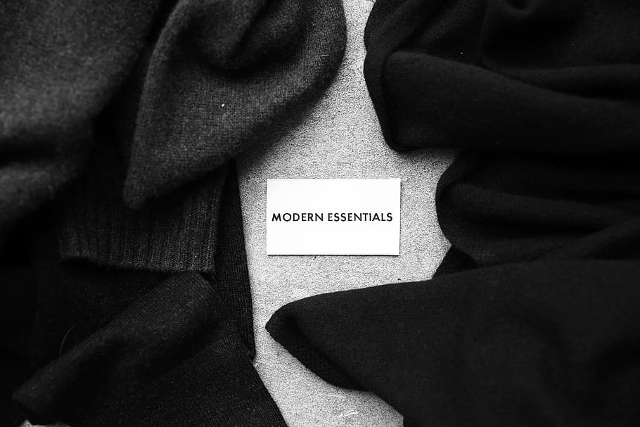 to sorte apparels, tekst, meddelelse, vestlige script, tøj, mennesker, rigtige mennesker, herrer, indendørs, midsection, tæt på, høj vinkel visning, menneskelig kropsdel, livsstil, Information, voksen, afslappet tøj, dag, menneskelige ben, lavt afsnit, besked, 5K