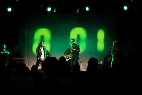 menn, utfører, scene, person, menneskelig, musiker, musikk Instrument, publikum, konsert, fritidsaktiviteter, belysning, musikkband, gitar, gitarist, utøver, rockekonsert, c3, lys, Kristen, Gud, kirke, tilbedelse, musikk, gruppe med folk, kunstkultur og underholdning, fornøyelse, natt, uteliv, opptreden, belyst, ekte folk, begivenhet, scene - ytelse plass, belysningsutstyr, stor gruppe mennesker, fritidsaktivitet, kvinner, grønn farge, populær musikk konsert, scene lys, begeistring, rockemusikk, 5K, CC0, offentlig domene, opphavsrett gratis