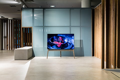 eingeschaltet, eben, Bildschirm TV, drinnen, die Architektur, beleuchtet, keine Leute, Abwesenheit, Gelegenheit, Bodenbelag, Gebäude, Technologie, Zeichen, Kommunikation, Fernsehgerät, Sicherheit, Geschäft, Wohnraum, modern, Sitz, Wohnzimmer, gebaute Struktur, Blau, Bühne, 5K, CC0, gemeinfrei, lizenzfrei