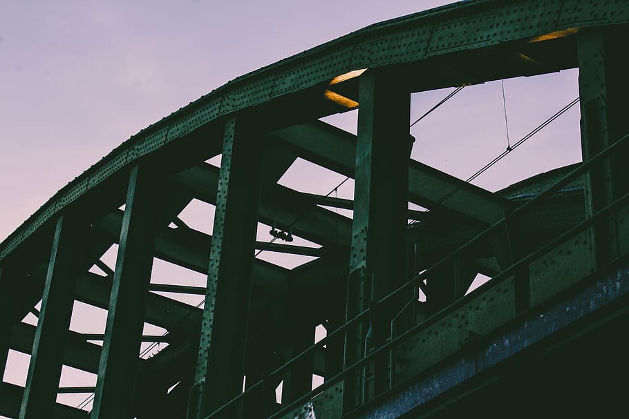 pont, tren, pont del tren, pista, traintrack, metall, pont de metall, cable, mínim, ferrocarril, detall arquitectònic, estructura metàl·lica, estructura construïda, arquitectura, vista d’angle baix, cel, cap gent, exterior de l'edifici, connexió, transport, dia, edifici, naturalesa, pont - estructura feta per l'home, a l'aire lliure, il·luminat, cel clar, finestra, vidre - material, viga, 5K