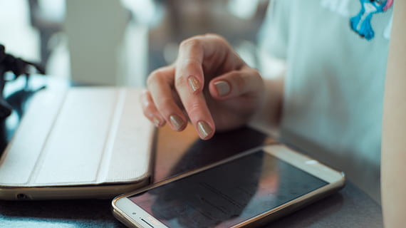 tablėtė, patalpose, lentelė, kava, ranka, telefonas, belaidžio ryšio technologija, technologijos, komunikacijos, ryšį, žmogaus ranka, suaugusiųjų, kompiuteris, skaitmeninė tabletė, ekranas, liečiamas ekranas, žmogaus kūno dalis, Iš arti, naudojant kompiuterį, vienas asmuo, internetas, perkeliamumas, kompiuterinis tinklas, moterys, 5K, CC0, Viešasis domenas, nemokamai