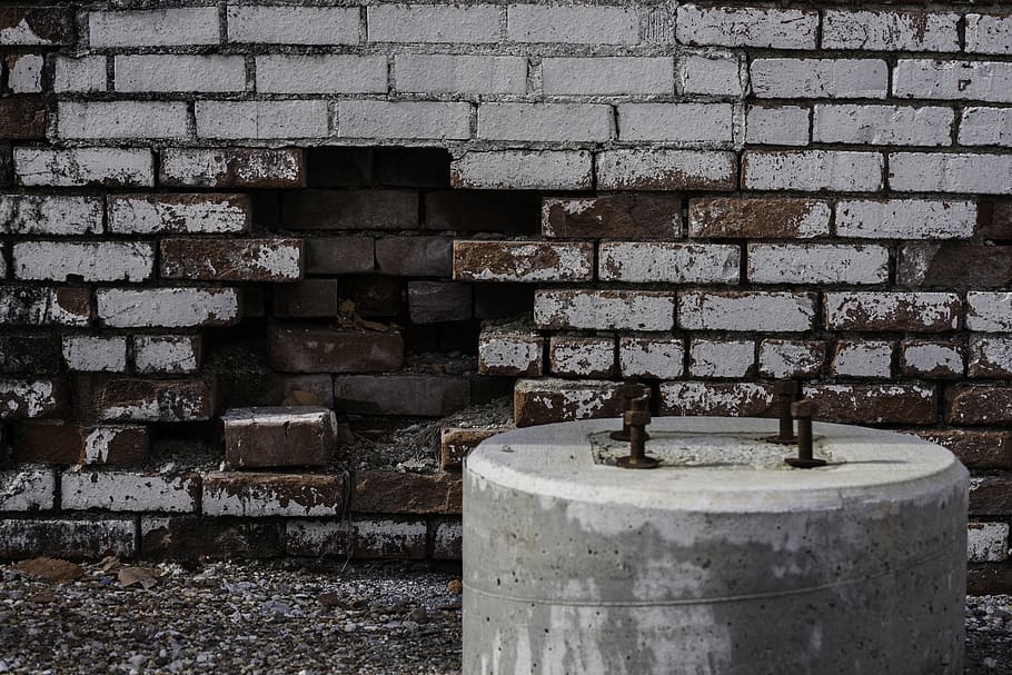 poste de concreto cinza, parede, tijolo, parede de tijolos, recurso de construção de parede, dia, estrutura construída, ninguém, arquitetura, recipiente, padronizar, ao ar livre, metal, natureza, fechar-se, parede de pedra, abundância, material de pedra, pilha, velho, sólido, concreto, 5K