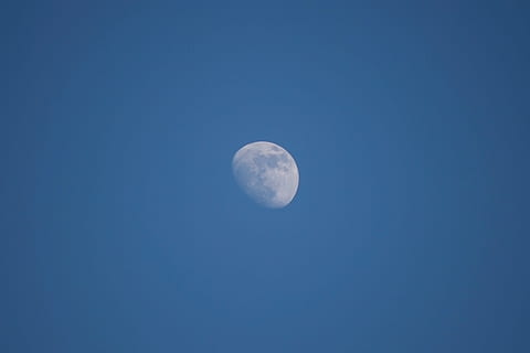 lluna blanca, lluna, cel, espai, astronomia, blau, nit, bellesa a la natura, cel clar, tranquil·litat, cap gent, escenics - natura, Lluna planetària, naturalesa, escena tranquil·la, lluna plena, vista d’angle baix, còpia espai, exploració espacial, descobriment, a l'aire lliure, astrologia, espai i astronomia, 4K, CC0, domini públic, lliure de regalies