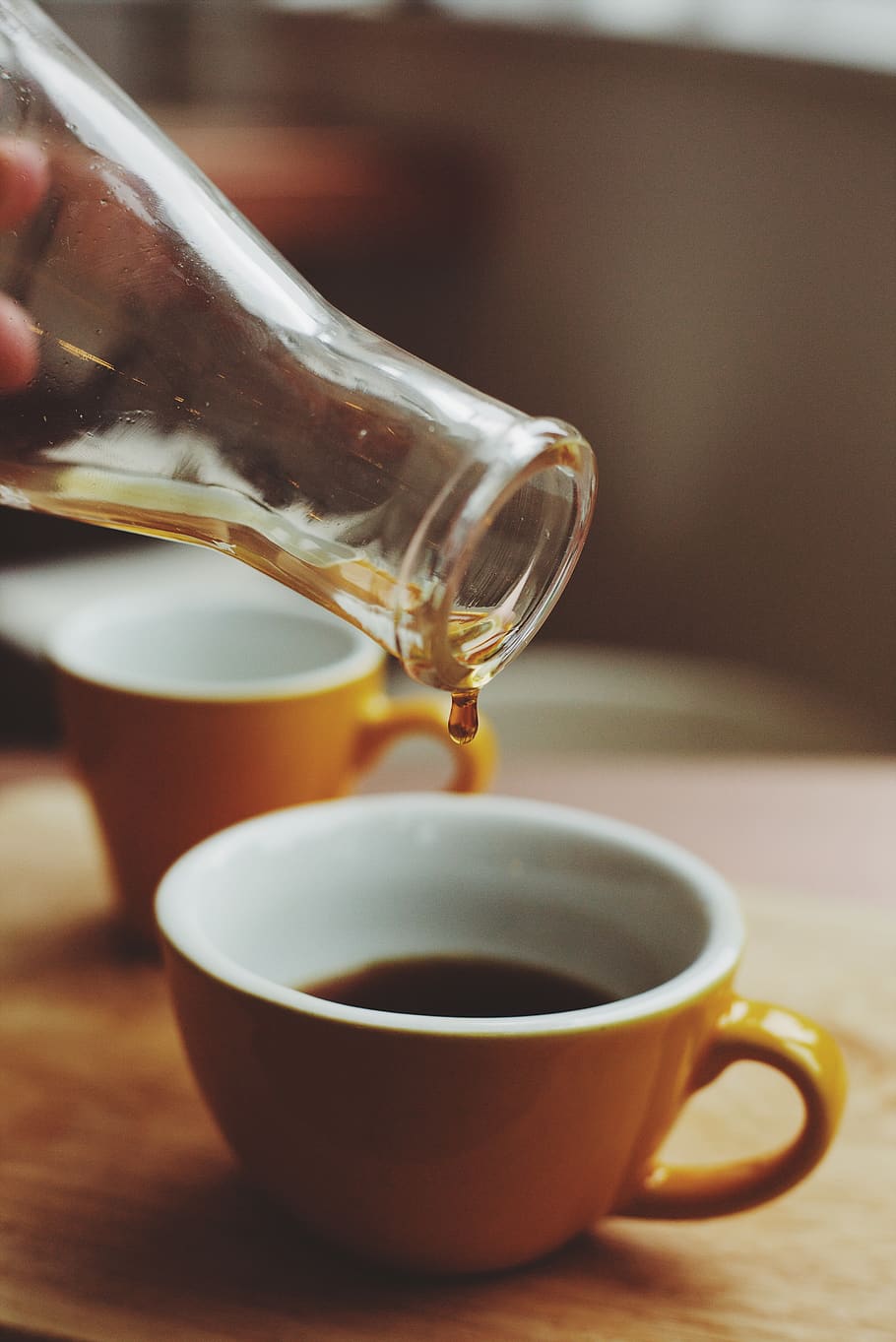 cafè, aboqui, degoteig, cervesa, tasses, groc, botiga, vidre, europa, Escòcia, Edimburgo, tassa, beure, menjar i beguda, refresc, taula, abocament, cafè - beguda, tassa de cafè, primer pla, centrar-se en primer pla, a l'interior, frescor, cap gent, moviment, natura morta, beguda calenta, menjar, vaixella, tassa de te, begudes sense alcohol, 5K