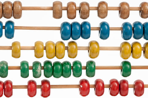 brun abaca, perle, tilbehør, smykker, ornament, skole, legge, telling, brun, blå, kuleramme, årgang, hvit bakgrunn, tre, minimal, gul, addisjon, rød, grønn, perle halskjede, tre - materiale, multi farget, matematikk, studio skudd, innendørs, pluss tegn, stor gruppe gjenstander, ingen folk, på rad, nærbilde, stilleben, virksomhet, skjære ut, ordning, symbol, side ved side, beregning, 2K, CC0, offentlig domene, opphavsrett gratis