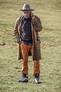 mand, Gunslinger, besluttede, smartphone, telefon, voldsom, overbevist, støvler, kappe, langt mod vest, figur, bekæmpe, blok, Lyt til, en person, stående, græs, tøj, forfra, dag, Mark, fuld længde, jord, rigtige mennesker, hat, portræt, natur, fritidsaktivitet, afslappet tøj, plante, livsstil, jakke, kigger på kameraet, udendørs, cowboy, 4K, CC0, offentligt domæne, royaltyfrie
