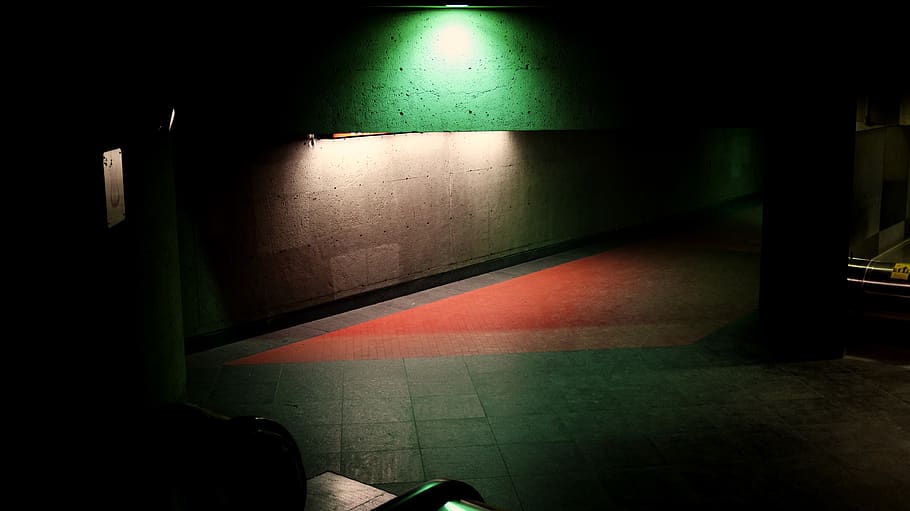 gris, verd, wal, il·luminació, sòls, llum, electrònica, pis, edifici, telèfon, passadís, telèfon mòbil, mòbil, modern, estació de metro, metro, arquitectura, llums, flamarada, barana, làser, led, il·luminat, a l'interior, una persona, persones reals, equips d’il·luminació, secció baixa, transport públic, funció de construcció de parets, part del cos, nit, estructura construïda, transport, part del cos humà, color verd, estils de vida, cama humana, 4K