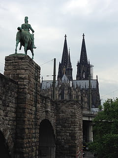 Alemanya, Colònia, arquitectura, estructura construïda, història, el passat, cel, estàtua, art i artesania, exterior de l'edifici, representació, escultura, vista d’angle baix, representació humana, destinacions de viatge, semblança masculina, dia, creativitat, naturalesa, edifici, cap gent, turisme, a l'aire lliure, 2K, CC0, domini públic, lliure de regalies