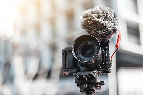 càmera dslr negra, càmera, electrònica, trípode, fotografia, càmera de vídeo, sony, negre, alfa, vídeo, sony alpha 6500, micròfon, dslm, va muntar, equipament, sense mirall, micròfon de càmera, foto, càmera digital, lent de la càmera, prestatge, càmera - equip fotogràfic, temes de fotografia, tecnologia, centrar-se en primer pla, cultura i entreteniment artístic, primer pla, rodatge, equip fotogràfic, lent - instrument òptic, color negre, industria del cinema, cap gent, càmera de televisió, dia, sol objecte, a l'interior, indústria, càmera de vídeo domèstica, 5K, CC0, domini públic, lliure de regalies