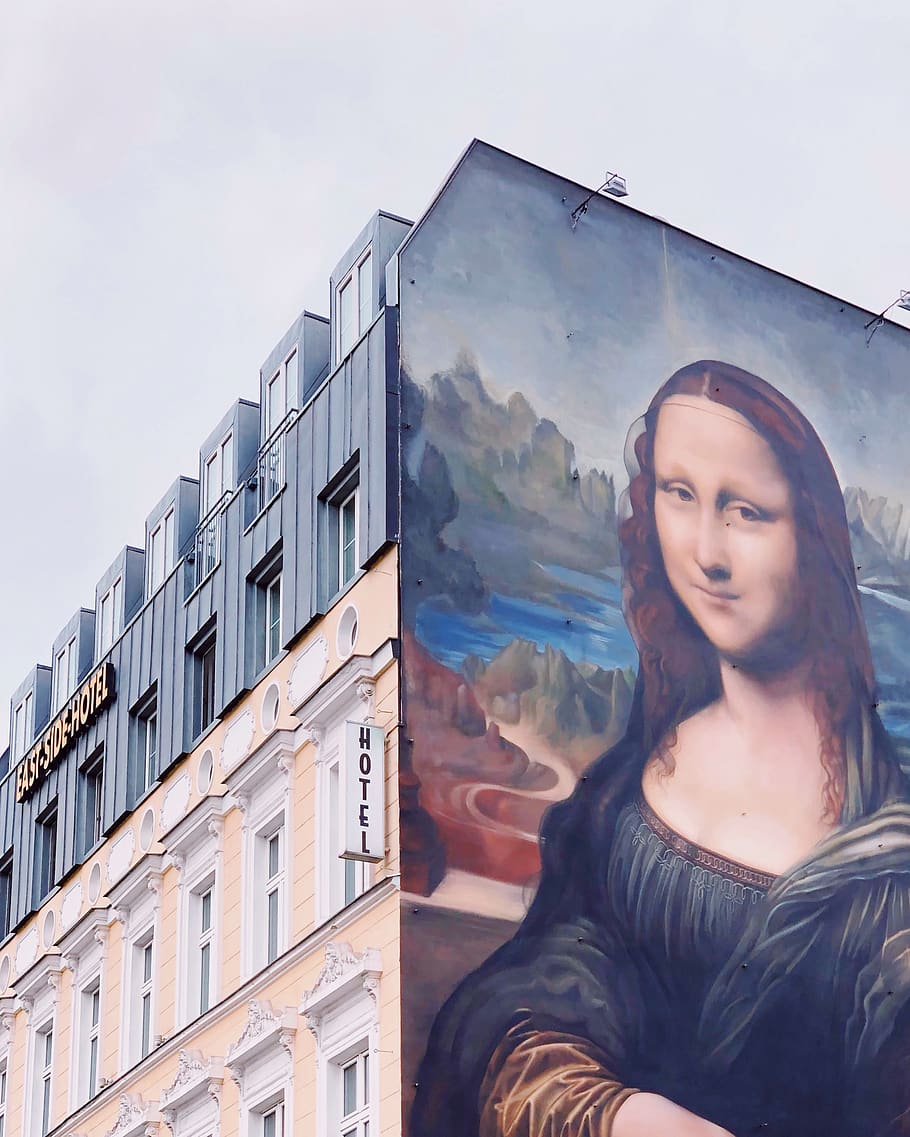 Mona Lisa, mladého dospělého, jedna osoba, skutečných lidí, Mladá žena, portrét, životního stylu, volnočasové aktivity, exteriér budovy, při pohledu na fotoaparát, architektura, stavba, ženy, čelní pohled, nebe, neformální oblečení, Příroda, dospělý, krása, krásná žena, účes, venku, rozjímání, 2K