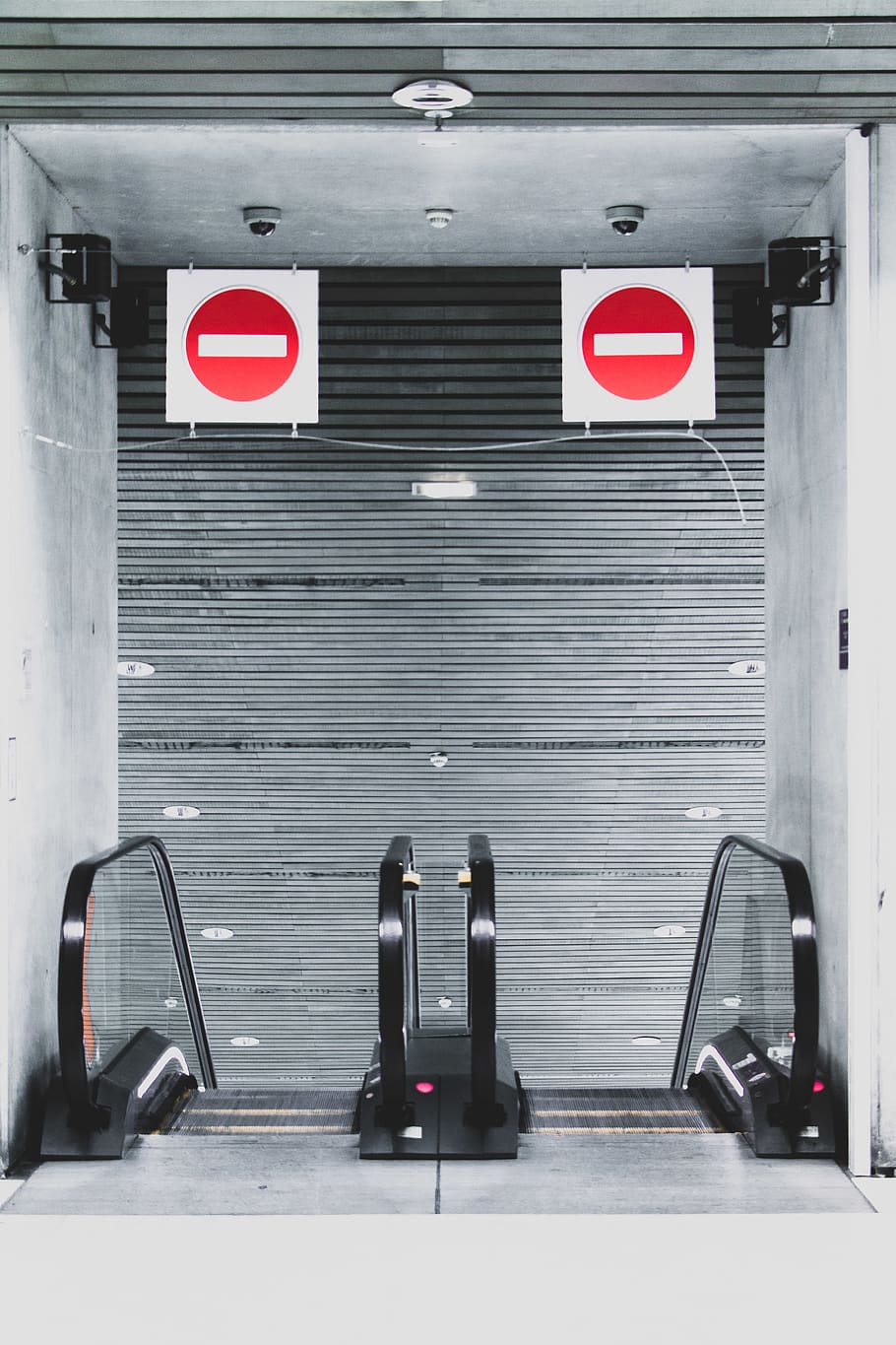 dues escales mecàniques negres, transport, vehicle, electrònica, Segway, aptitud, entrenant, esport, esports, exercici, scooter, paris, parada, carrer, arquitectura, urbà, manera, màquina, roda, mobles, pantalla, signe, comunicació, transport públic, manera de transport, vermell, a l'interior, estructura construïda, cap gent, estació del metro, metro, orientació, il·luminat, ciutat, dia, tecnologia, informació, símbol, columna arquitectònica, estació, 5K