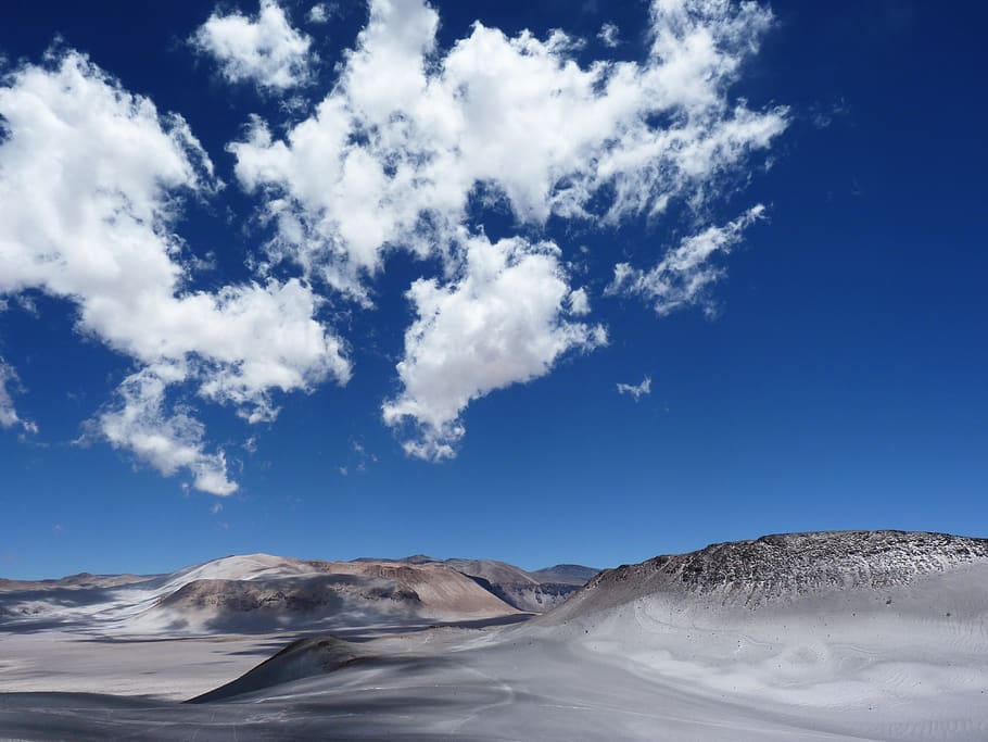núvol blanc, núvols, desert, sorra, cel, núvol - cel, escenics - natura, bellesa a la natura, paisatge, muntanya, tranquil·litat, medi ambient, escena tranquil·la, escena no urbana, dia, terra, naturalesa, cap gent, blau, viatjar, destinacions de viatge, idíl·lic, geografia física, a l'aire lliure, clima àrid, clima, cràter volcànic, 4K