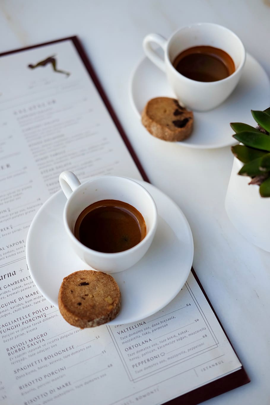 to, hvid, keramisk, tekopper, drikke, kop, mad og drikke, krus, kaffe, kaffe - drikke, forfriskning, kaffekop, bord, friskhed, underkop, mad, papir, porcelæn, stilleben, indendørs, høj vinkel visning, offentliggørelse, Bestil, ingen mennesker, morgenmad, sort te, te kop, alkoholfri drikkevare, snack, 4K