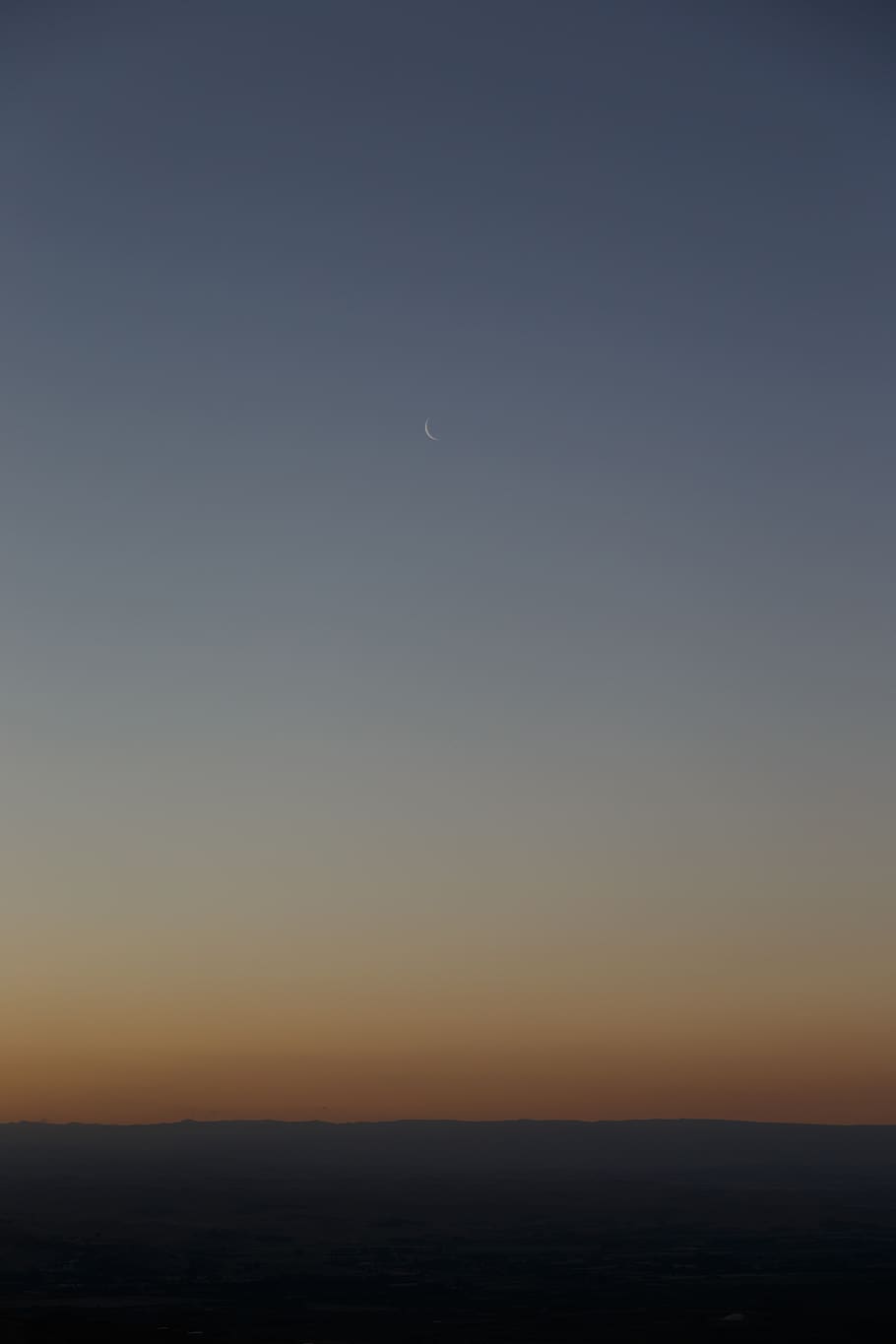 naturalesa, núvols, cel, posta de sol, lluna, bellesa a la natura, tranquil·litat, escenics - natura, escena tranquil·la, creixent, espai, astronomia, cel clar, còpia espai, silueta, cap gent, nit, vespre, idíl·lic, color taronja, horitzó, a l'aire lliure, Lluna planetària, 5K