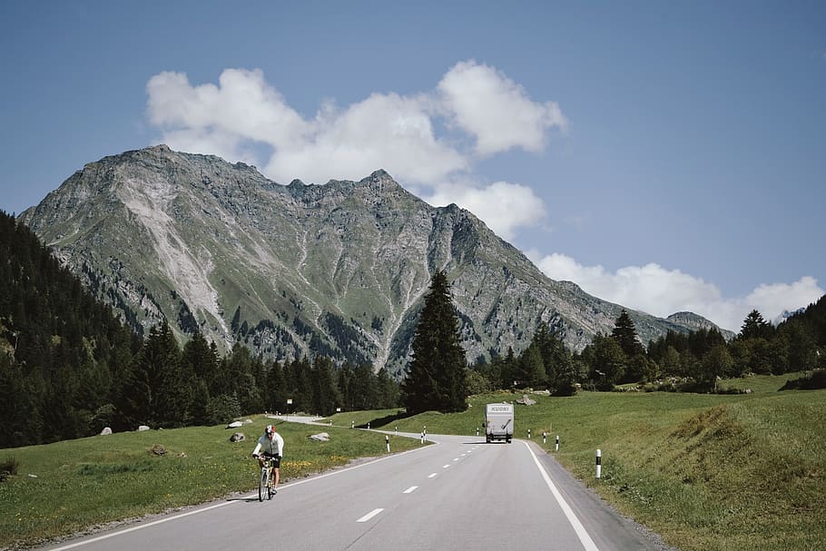 muntanya, muntanya alta, núvol, cel, cim, cresta, paisatge, naturalesa, vall, assolellat, dia, furgoneta, viatjar, transport, gent, homes, passeig, bicicleta, carretera, viatge, verd, herba, núvol - cel, escenics - natura, direcció, bellesa a la natura, el camí a seguir, Serra, escena no urbana, planta, vehicle terrestre, manera de transport, perspectiva decreixent, cotxe, automòbil, muntar a cavall, a l'aire lliure, carretera de muntanya, 2K