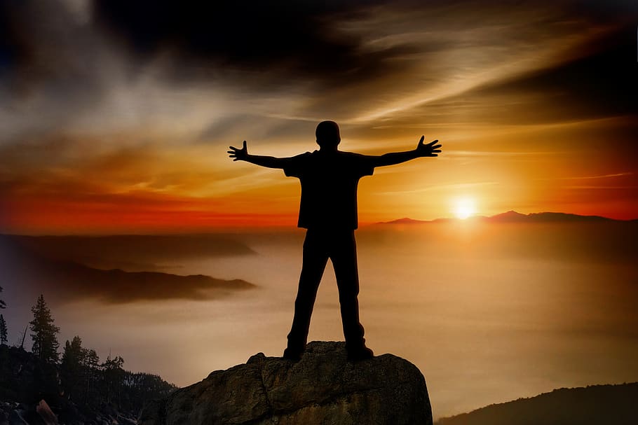 posta de sol, muntanya, pedra, home, persona, joia, pobre, propagació, benvinguda, senderisme, cel, núvols, sol, boira, braç humà, de peu, silueta, braços estesos, membre, bellesa a la natura, núvol - cel, escenics - natura, una persona, rock - object, rock, assoliment, èxit, escena tranquil·la, activitat d'oci, color taronja, llibertat, braços aixecats, a l'aire lliure, 2K