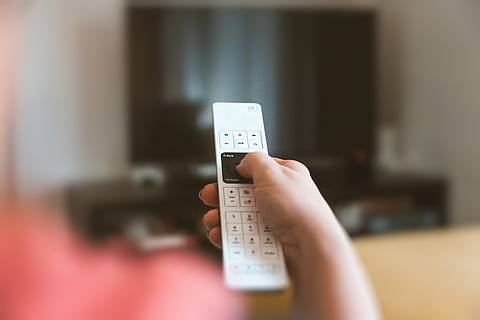 witte afstandsbediening, hand-, macro, menselijke hand, bezit, menselijk lichaamsdeel, een persoon, binnenshuis, selectieve aandacht, technologie, communicatie, Draadloze technologie, detailopname, slimme telefoon, draagbaar informatie-apparaat, verbinding, tekst, volwassen, controle, huisje boompje beestje, 5K, CC0, publiek domein, royaltyvrij