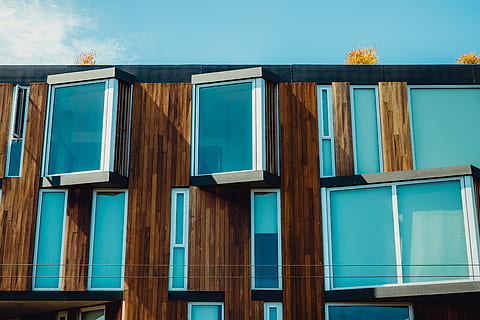 ventana enmarcada blanca, madera, decoración del hogar, madera dura, ventana, alojamiento, edificio, madera contrachapada, alfabeto, texto, pretil, barandilla, obturador, cortina, piso, persiana, estante, cielo, cielo azul, naturaleza, al aire libre, exterior del edificio, estructura construida, arquitectura, vista de ángulo bajo, azul, nadie, día, Distrito residencial, material de madera, lado a lado, multi color, cielo limpio, luz del sol, techo, en una fila, apartamento, color turquesa, 5K, CC0, dominio público, libre de derechos