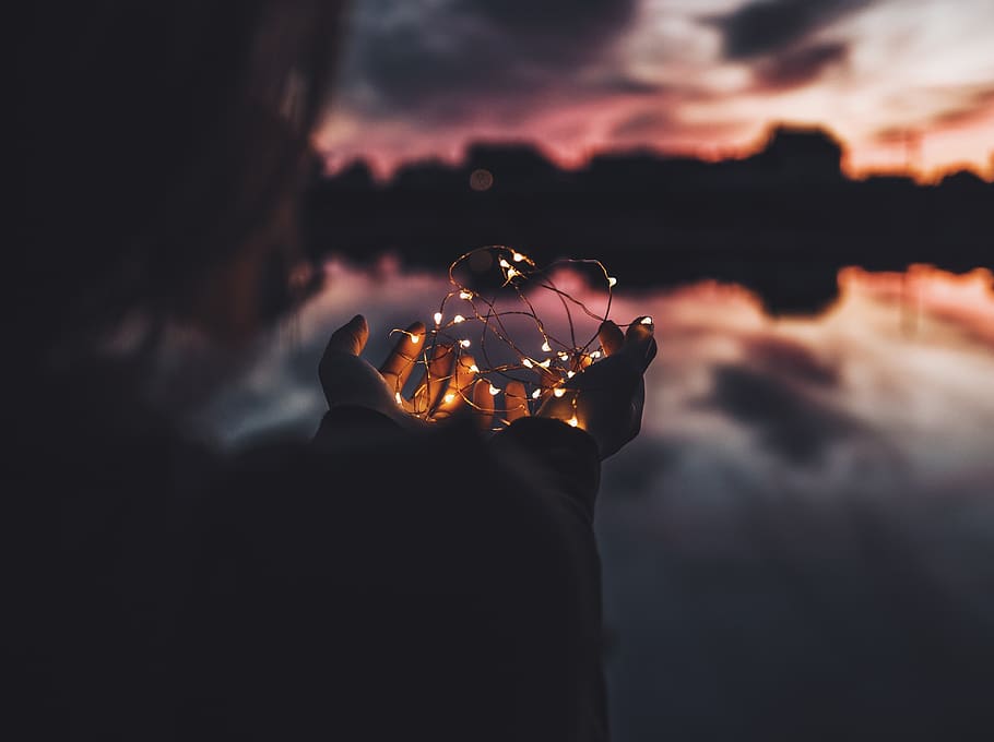 buio, nube, cielo, riflessione, persone, donna, mano, palma, stringa, mano umana, detenzione, una persona, parte del corpo umano, persone reali, persona irriconoscibile, stili di vita, attività di svago, tramonto, natura, cibo e bevande, illuminato, all'aperto, dito umano, silhouette, parte del corpo, avvicinamento, dito, bicchiere, 4K
