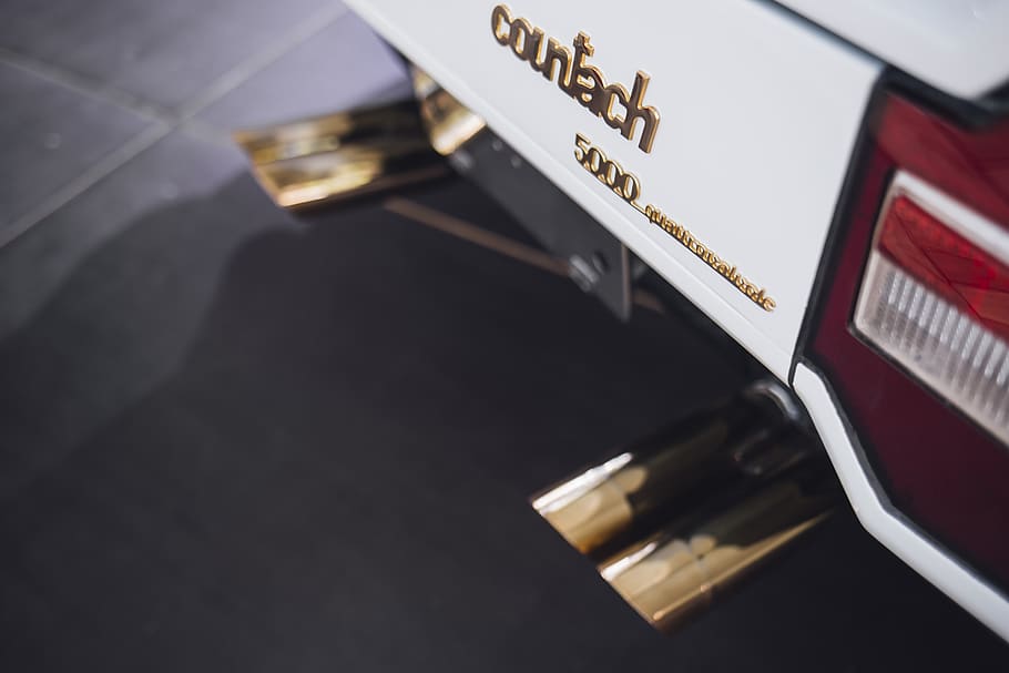 signe countach, electrònica, para-xocs, cotxe, edifici, metròpolis, ciutat, urbà, bokeh, or, contacte, màquina, símbol, logotip, marca comercial, pantalla, monitor, aparell, pantalla lcd, primer pla, a l'interior, cap gent, cultura i entreteniment artístic, industria del cinema, bobina de pel·lícula, natura morta, vista d’angle alt, tir de l'estudi, text, comunicació, pel·lícula de càmera, guió occidental, color daurat, tecnologia, dos objectes, color negre, taula, nombre, sol objecte, color plata, 5K