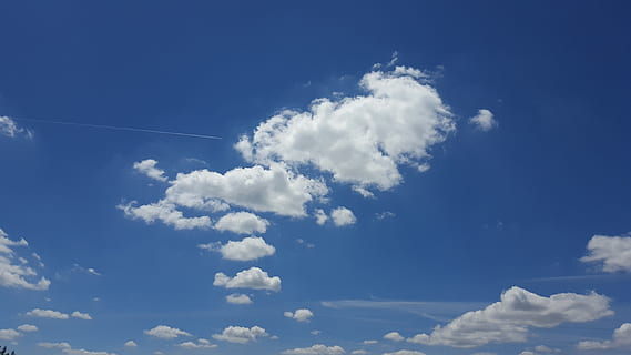 ciel, des nuages, avion, nuage - ciel, bleu, couleur blanche, beauté dans la nature, faible angle de vue, la nature, cloudscape, journée, paysages - nature, lumière du soleil, personne, arrière-plans, tranquillité, idyllique, scène tranquille, duveteux, environnement, en plein air, paradis, météorologie, vent, traînée de vapeur, vaporeux, douceur, 5K, CC0, domaine public, libre de droits
