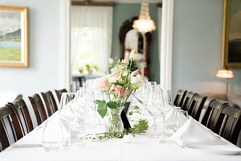 roze, wit, roos, bloemen, stoelen, dining, eettafel, bestek, binnenshuis, tafel, tafel opstelling, tafelgerei, bloem, bloeiende plant, fabriek, stoel, arrangement, meubilair, omgeving, viering, bloemstuk, elegantie, glas, huwelijk, plaatsbepaling, venster, huisje boompje beestje, restaurant, luxe, boeket, bloemhoofd, 5K, CC0, publiek domein, royaltyvrij