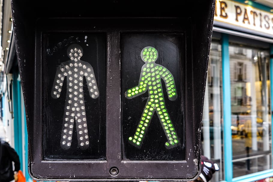 marche, des chiffres, acier léger, la personne, illuminé, vert, sûr, piétons., contrôle, lumière, piéton, trafic, ne marche pas, LED, sécurité, signal, des signaux, coin de la rue, des symboles, représentation humaine, représentation, couleur verte, ressemblance masculine, la communication, signe, personne, architecture, structure construite, fermer, en plein air, journée, art et Artisanat, la créativité, texte, ville, 2K